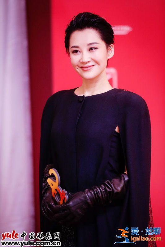 許晴颯氣亮相上影節(jié)紅毯 本屆金爵獎(jiǎng)唯一女評(píng)委氣場十足 許晴颯氣亮相上影節(jié)紅毯 本屆金爵獎(jiǎng)唯一女評(píng)委氣場十足