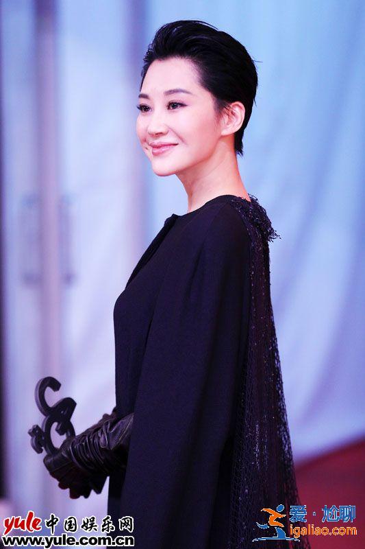 許晴颯氣亮相上影節(jié)紅毯 本屆金爵獎(jiǎng)唯一女評(píng)委氣場十足 許晴颯氣亮相上影節(jié)紅毯 本屆金爵獎(jiǎng)唯一女評(píng)委氣場十足