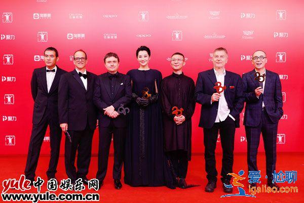 許晴颯氣亮相上影節(jié)紅毯 本屆金爵獎(jiǎng)唯一女評(píng)委氣場十足 許晴颯氣亮相上影節(jié)紅毯 本屆金爵獎(jiǎng)唯一女評(píng)委氣場十足