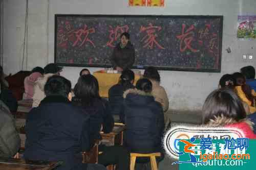 老師表揚了孩子，家長怎么回答？
