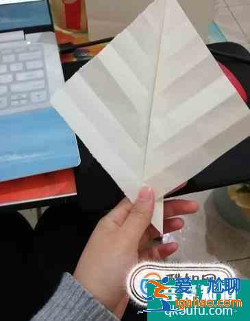 教大家用紙做一片漂亮的樹(shù)葉哦？