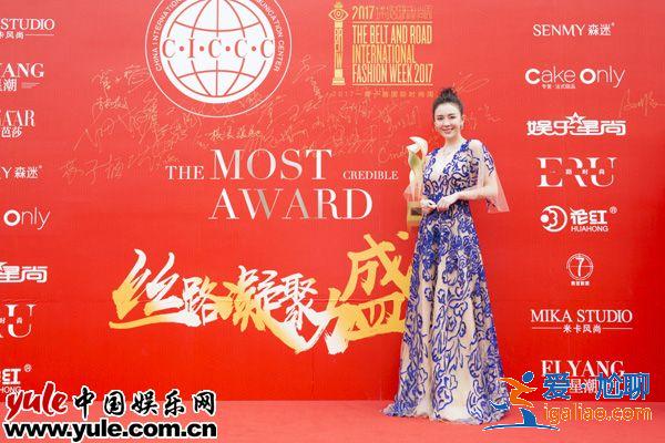 呂佳容時尚盛典化身“藍精靈” 獲最具潛力女演員獎