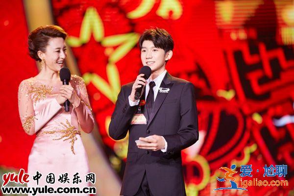 王源受邀出席文聯(lián)春晚登臺(tái)主持  謙遜有禮獲老藝術(shù)家稱(chēng)贊