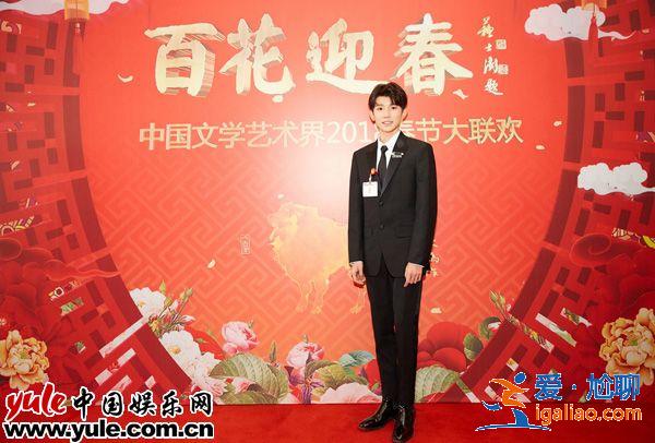 王源受邀出席文聯(lián)春晚登臺(tái)主持  謙遜有禮獲老藝術(shù)家稱(chēng)贊