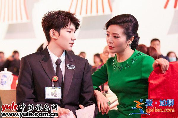 王源受邀出席文聯(lián)春晚登臺(tái)主持  謙遜有禮獲老藝術(shù)家稱(chēng)贊