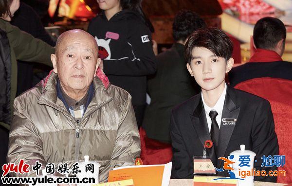 王源受邀出席文聯(lián)春晚登臺(tái)主持  謙遜有禮獲老藝術(shù)家稱(chēng)贊