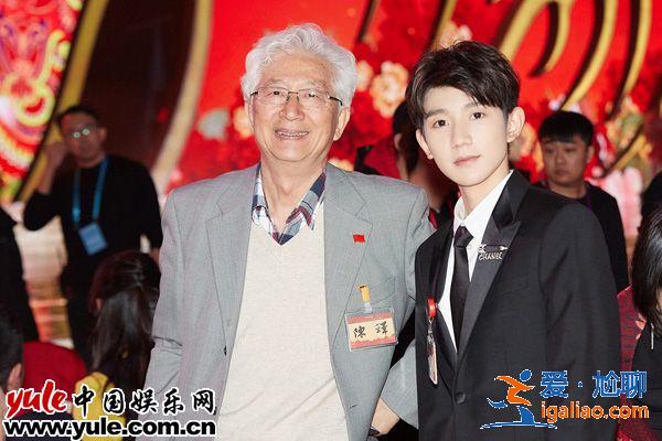 王源受邀出席文聯(lián)春晚登臺(tái)主持  謙遜有禮獲老藝術(shù)家稱(chēng)贊
