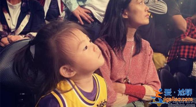 陳冠希曬女兒看球賽 現(xiàn)場假哭被無視后秒收 陳冠希曬女兒看球賽 現(xiàn)場假哭被無視后秒收