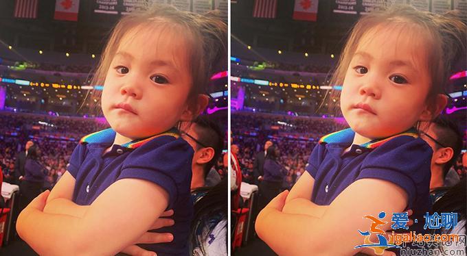 陳冠希曬女兒看球賽 現(xiàn)場假哭被無視后秒收 陳冠希曬女兒看球賽 現(xiàn)場假哭被無視后秒收