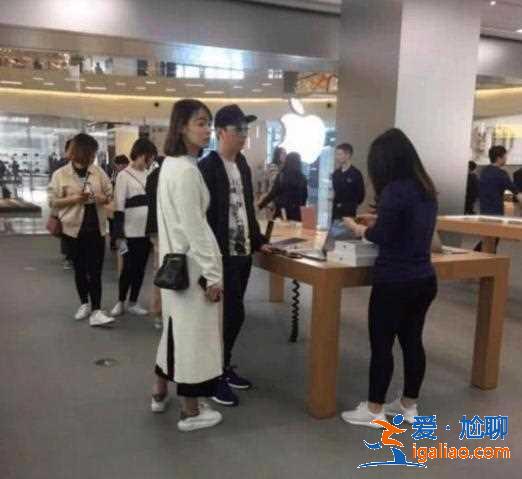 陳雅婷已成前任?王思聰陪新女友逛街買手機,卻被對方身高給虐了 陳雅婷已成前任?王思聰陪新女友逛街買手機,卻被對方身高給虐了