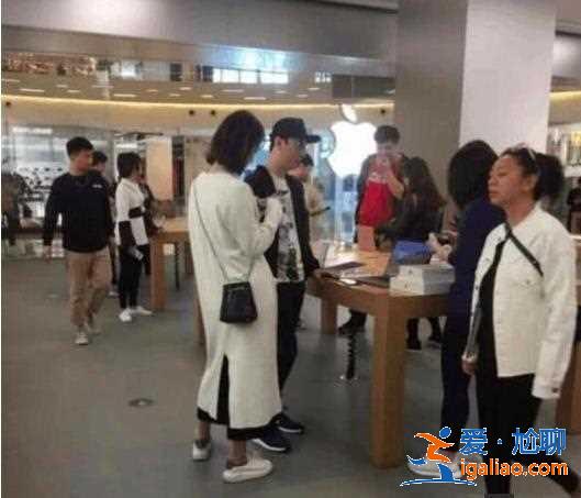 陳雅婷已成前任?王思聰陪新女友逛街買手機,卻被對方身高給虐了 陳雅婷已成前任?王思聰陪新女友逛街買手機,卻被對方身高給虐了