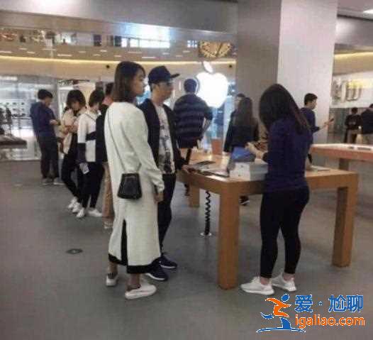 陳雅婷已成前任?王思聰陪新女友逛街買手機,卻被對方身高給虐了 陳雅婷已成前任?王思聰陪新女友逛街買手機,卻被對方身高給虐了