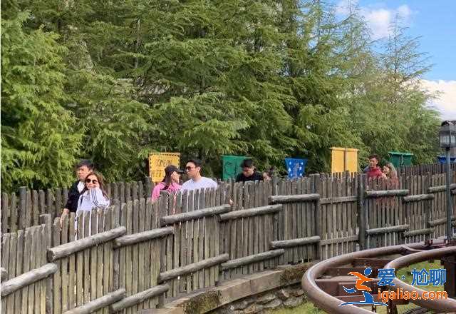 陳雅婷已成前任?王思聰陪新女友逛街買手機,卻被對方身高給虐了 陳雅婷已成前任?王思聰陪新女友逛街買手機,卻被對方身高給虐了