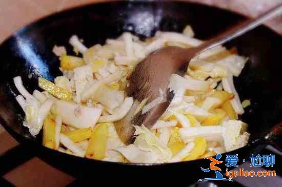 白菜和土豆怎么炒好吃? 白菜和土豆怎么炒好吃?