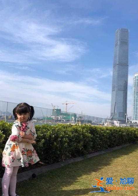 梁詠琪女兒長大了，混血基因越來越強(qiáng)大，網(wǎng)友說顏值最高的星二代