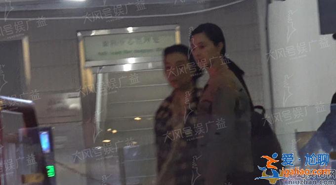 范冰冰疑拜訪恒大 打扮靚麗深夜與母親現身寫字樓 范冰冰疑拜訪恒大 打扮靚麗深夜與母親現身寫字樓