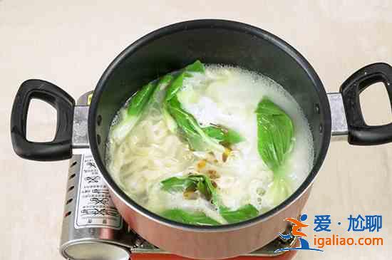 手搟面的做法? 手搟面的做法?