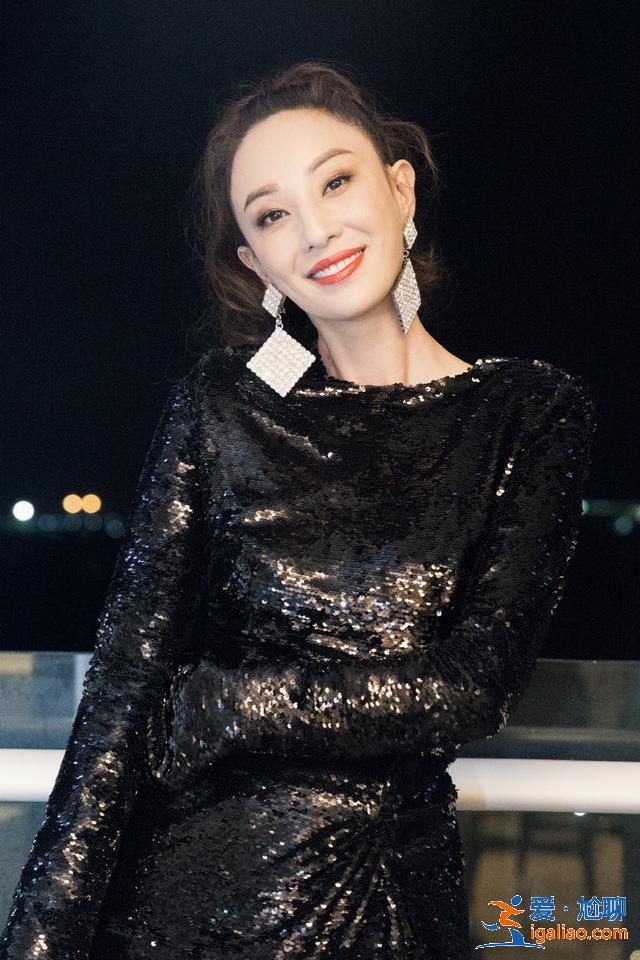 她曾跌落山坡,升級辣媽后身材依舊,今穿亮片裙閃耀全場,美呆了 她曾跌落山坡,升級辣媽后身材依舊,今穿亮片裙閃耀全場,美呆了