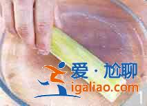 萵筍炒雞胗怎么做?? 萵筍炒雞胗怎么做??