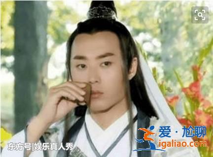 同樣是喝酒：古天樂清新俊逸，鄧論飄飄欲仙，最后一位帥氣逼人