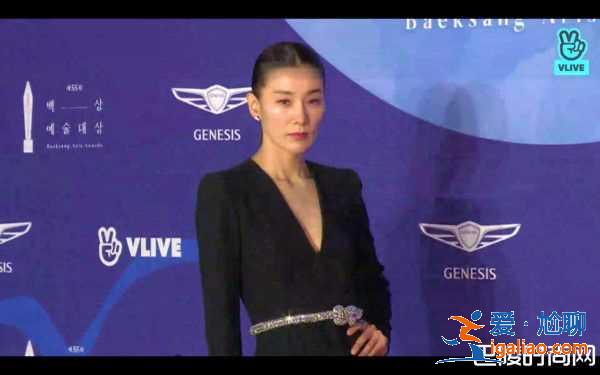 韓國百想大賞6美 IU紅毯造型長發(fā)、李荷妮開深V辣翻？