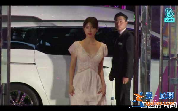 韓國百想大賞6美 IU紅毯造型長發(fā)、李荷妮開深V辣翻？