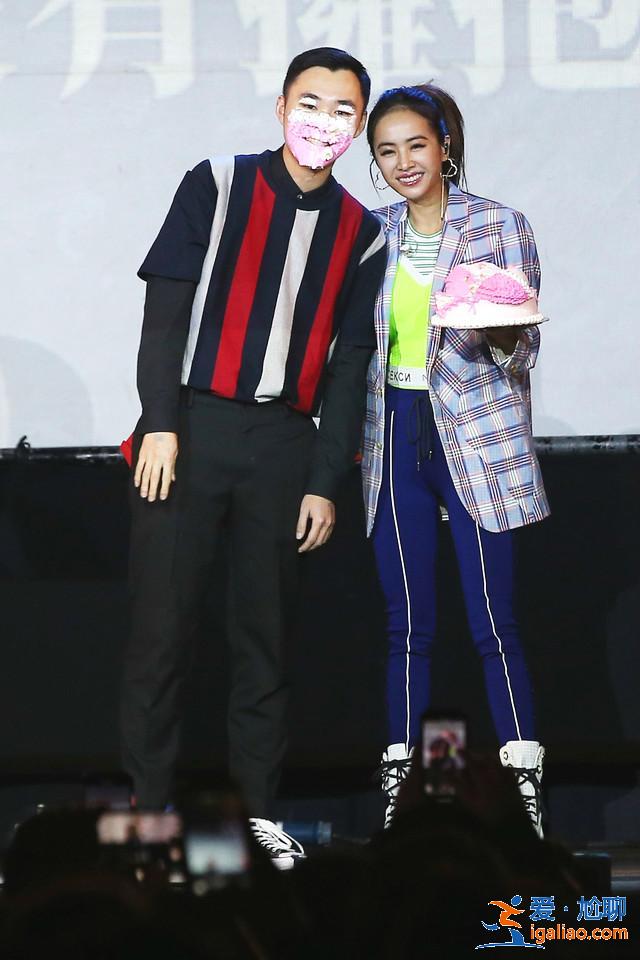 蔡依林為母慶生送香吻 “整蠱”男粉絲全場歡笑不斷