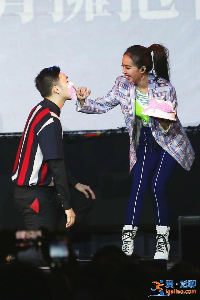 蔡依林為母慶生送香吻 “整蠱”男粉絲全場歡笑不斷