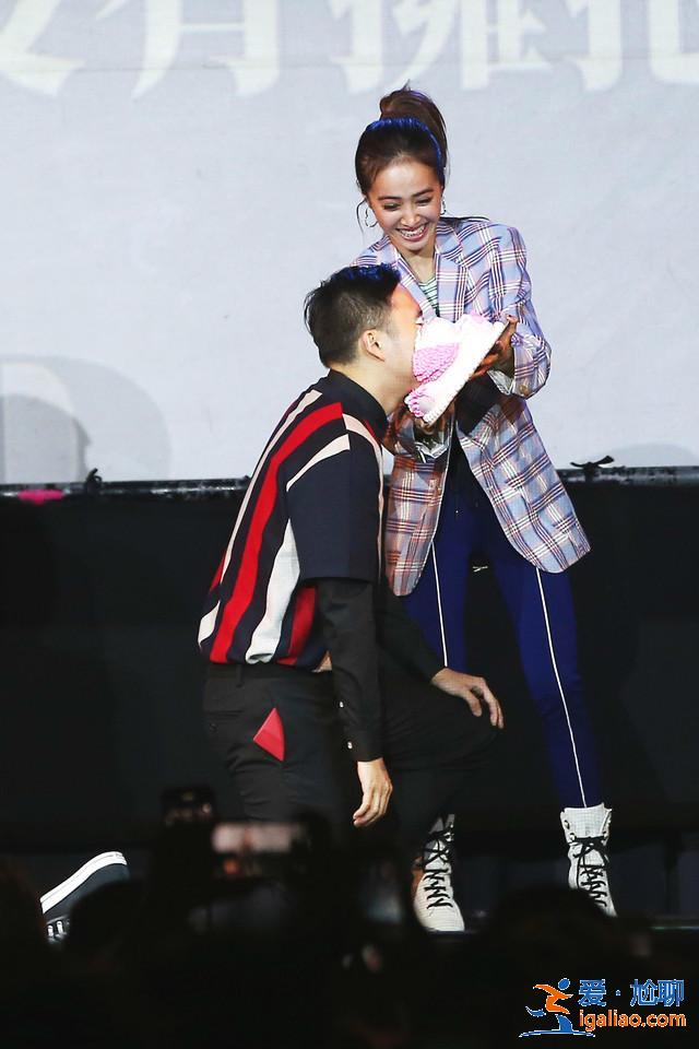 蔡依林為母慶生送香吻 “整蠱”男粉絲全場歡笑不斷