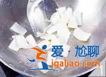 辣白菜炒肥腸怎么做?? 辣白菜炒肥腸怎么做??