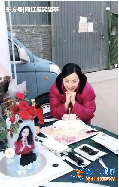 50歲的大陶紅和47歲的小陶虹相對比，神似雙胞胎，人生差距卻