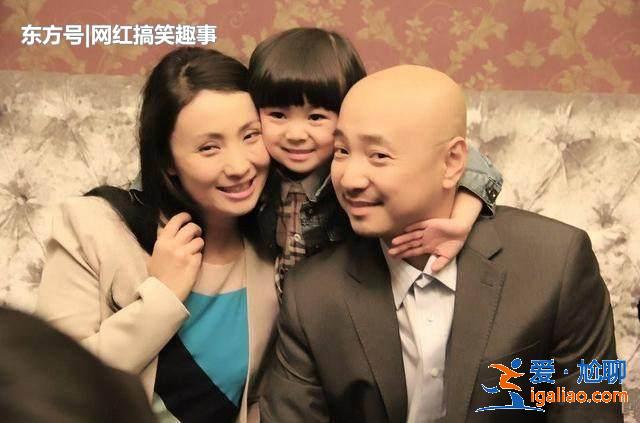 50歲的大陶紅和47歲的小陶虹相對比，神似雙胞胎，人生差距卻