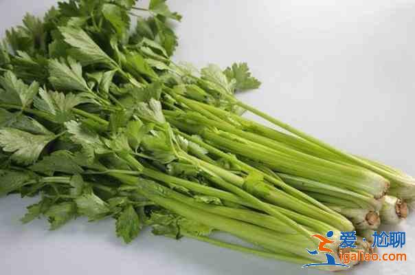 豬肉芹菜炒木耳的做法 這菜每周吃一次，清脂排毒顯？