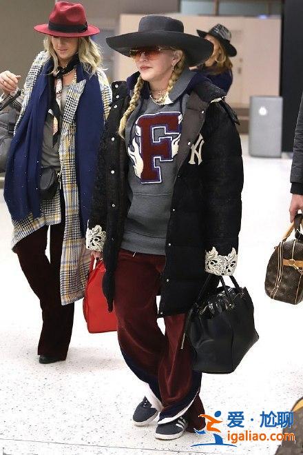 60歲麥當娜機場戴“雷鋒帽”,居然還有點潮,土味時尚你懂嗎? 60歲麥當娜機場戴“雷鋒帽”,居然還有點潮,土味時尚你懂嗎?