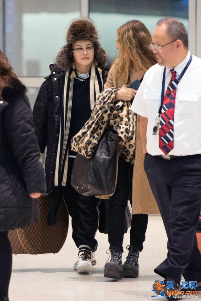60歲麥當娜機場戴“雷鋒帽”,居然還有點潮,土味時尚你懂嗎? 60歲麥當娜機場戴“雷鋒帽”,居然還有點潮,土味時尚你懂嗎?