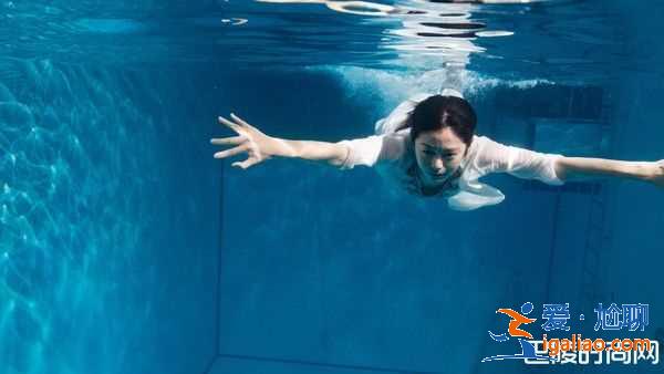 《玩命貼圖》任容萱挑戰(zhàn)深潛 身上綁鉛塊沉入海底? 《玩命貼圖》任容萱挑戰(zhàn)深潛 身上綁鉛塊沉入海底?