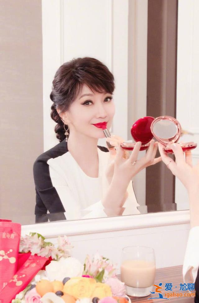 “筷子腰”太瘦了吧！學趙雅芝凹出“水蛇腰”，64歲也不顯老