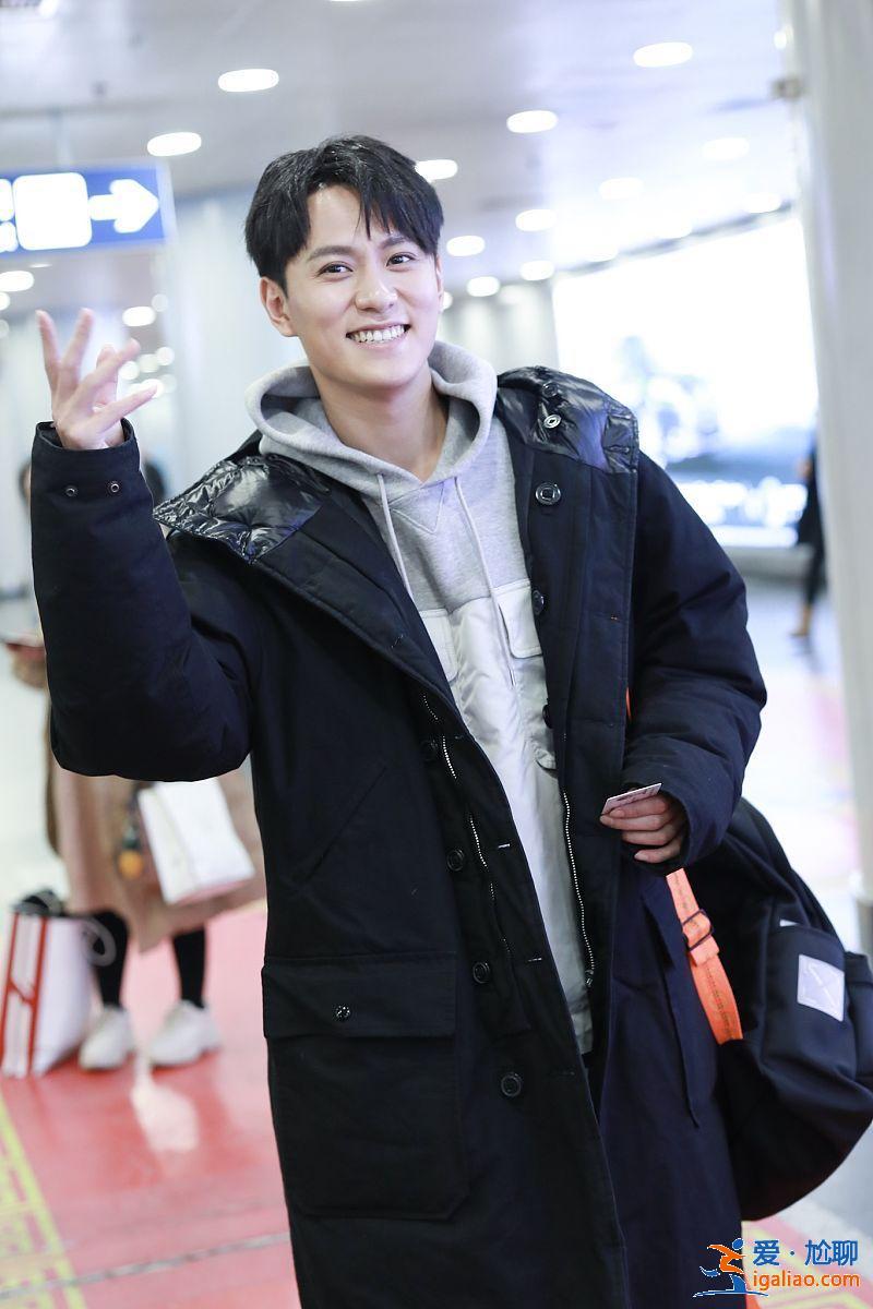 秦俊杰機(jī)場現(xiàn)身心情大好，牛仔褲配羽絨服簡單帥氣