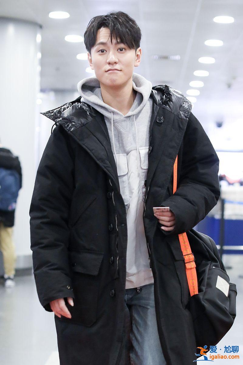 秦俊杰機(jī)場現(xiàn)身心情大好，牛仔褲配羽絨服簡單帥氣