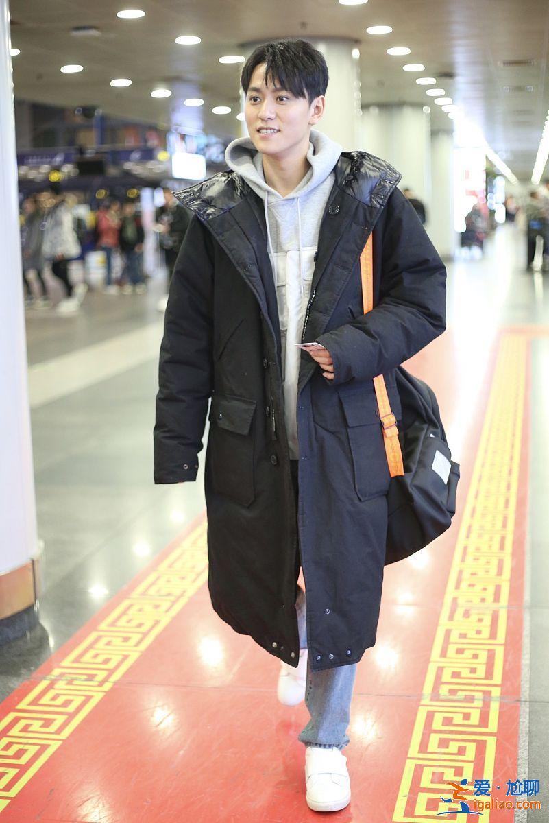 秦俊杰機(jī)場現(xiàn)身心情大好，牛仔褲配羽絨服簡單帥氣