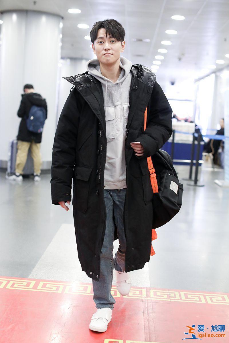 秦俊杰機(jī)場現(xiàn)身心情大好，牛仔褲配羽絨服簡單帥氣
