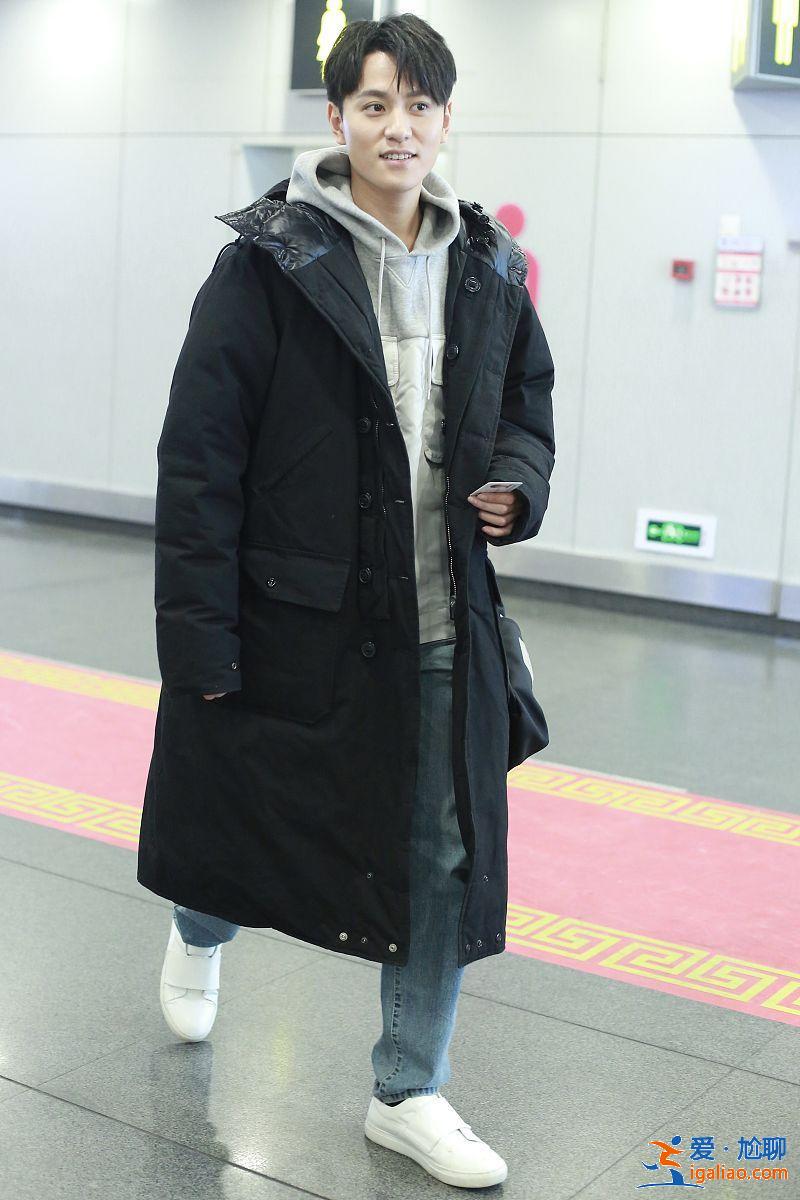 秦俊杰機(jī)場現(xiàn)身心情大好，牛仔褲配羽絨服簡單帥氣