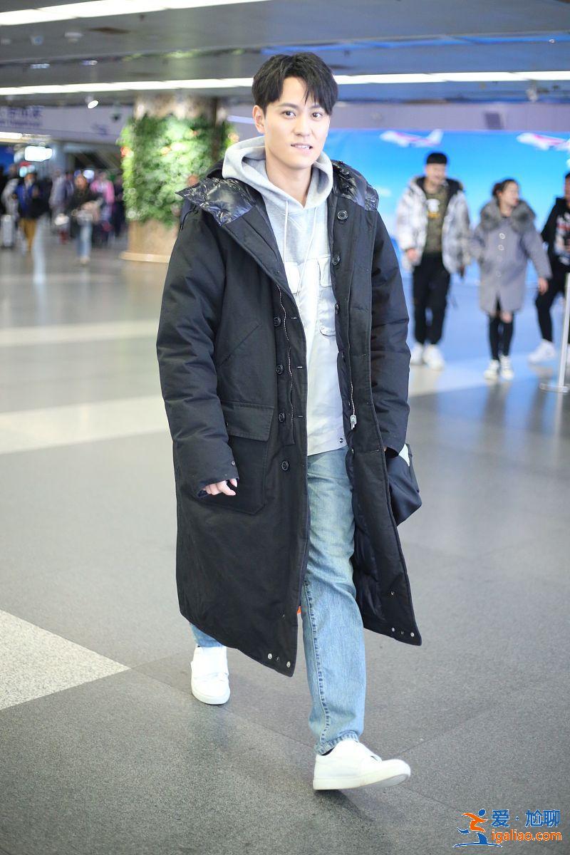 秦俊杰機(jī)場現(xiàn)身心情大好，牛仔褲配羽絨服簡單帥氣
