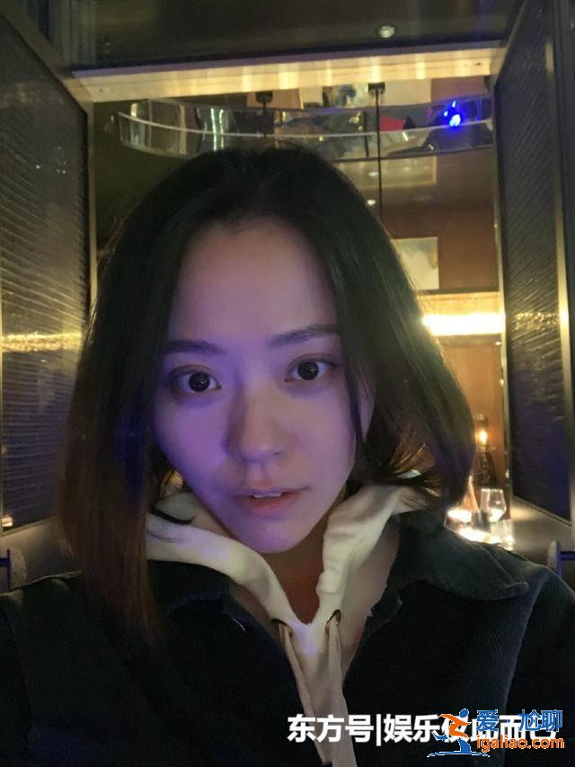 張靚穎曬素顏自拍照，黑眼圈嚴重，網友：自拍技術還是有待提高！