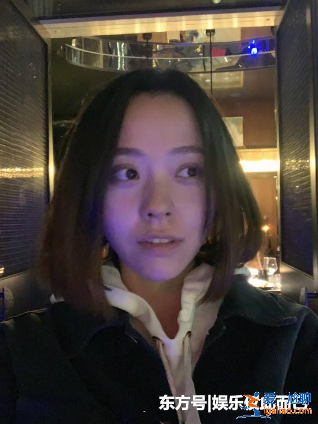 張靚穎曬素顏自拍照，黑眼圈嚴重，網友：自拍技術還是有待提高！