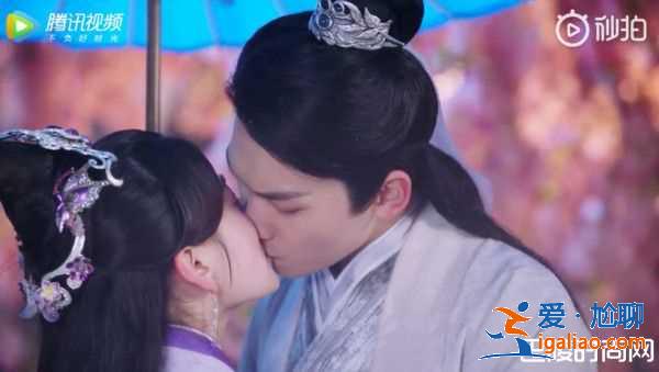 《雙世寵妃2》八王爺霸氣開撩 雨中濕吻甜爆？