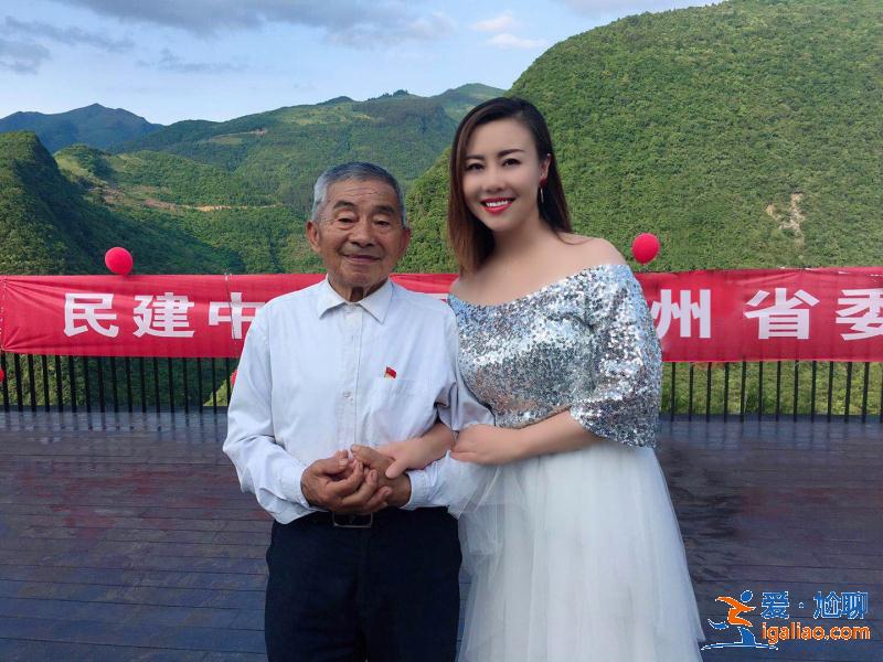 周融兒那威深受黃大發(fā)事跡感動(dòng)趙保樂(lè)現(xiàn)場(chǎng)揮毫潑墨