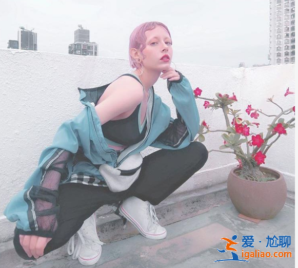 小龍女凌晨吃泡面稱味道好，太太勸她“認祖歸宗”拿回一切！