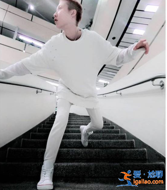 小龍女凌晨吃泡面稱味道好，太太勸她“認祖歸宗”拿回一切！