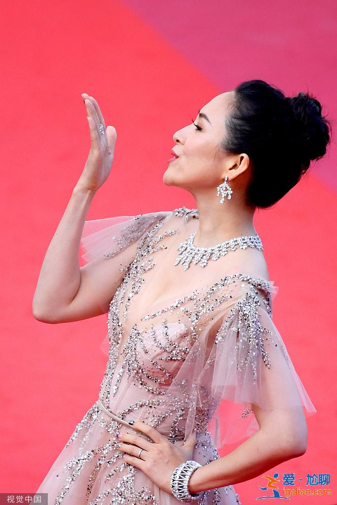 網友留言稱想get穿搭同款 章子怡大方送禮物